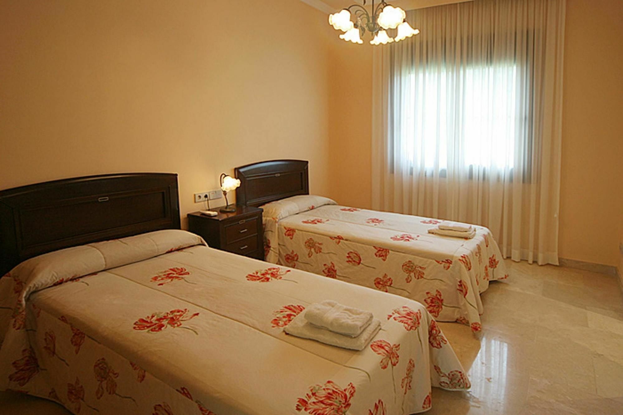 Villa With 4 Bedrooms In Las Lagunas De Mijas, With Wonderful Mountain エクステリア 写真